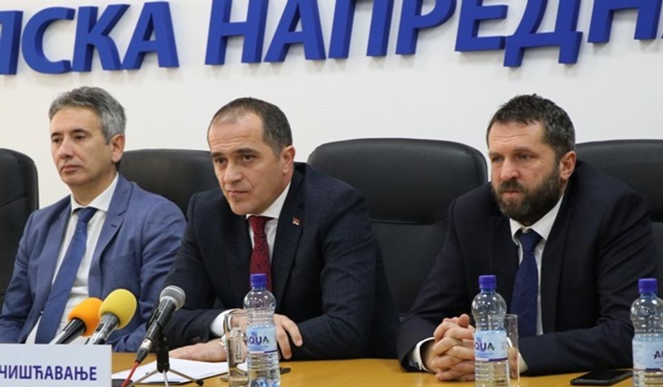 Vrh lokalnog SNS-a: predsednik Slaviša Bulatović (u sredini) i potpredsednici odbora Slobodan Milenković (levo) i Goran Nikolić. Foto VranjeNews