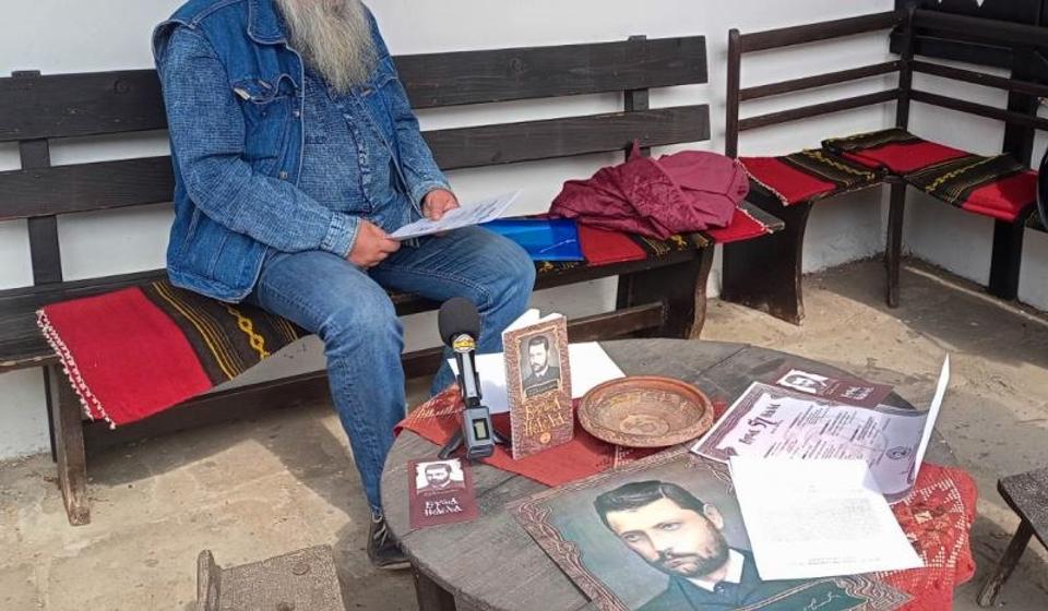 Miroslav Cera Mihailović saopštava ime laureata. Foto Vranje News