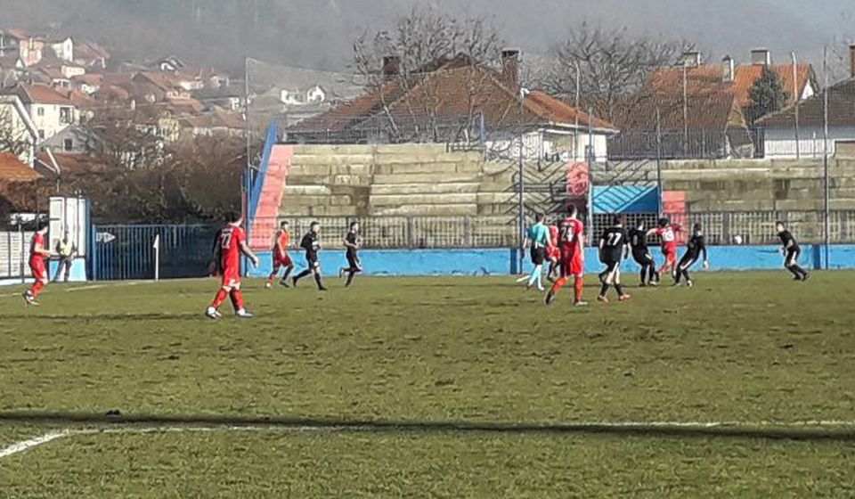Nedeljna utakmica u Surdulici igra se po veoma teškom terenu. Foto VranjeNews