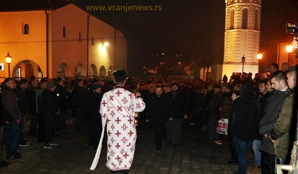 Polazak litije iz crkvene porte. Foto VranjeNews