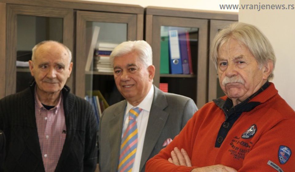  Dragan Mininčić (u sredini) vranjskoj Biblioteci poklonio 873 knjige i 6 umetničkih dela. Foto Vranje News