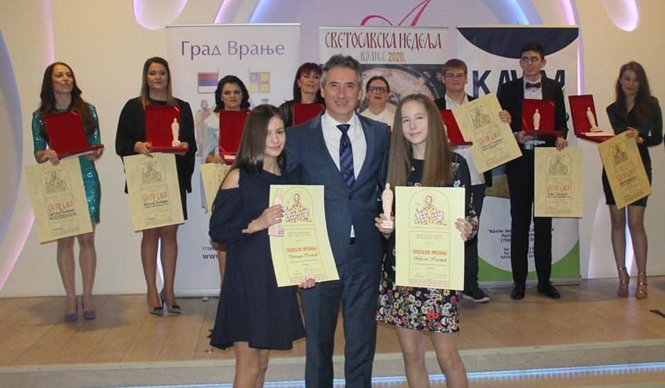 Druge na svetu u robotici: Leonora i Anđela Ristić. Foto Grad Vranje