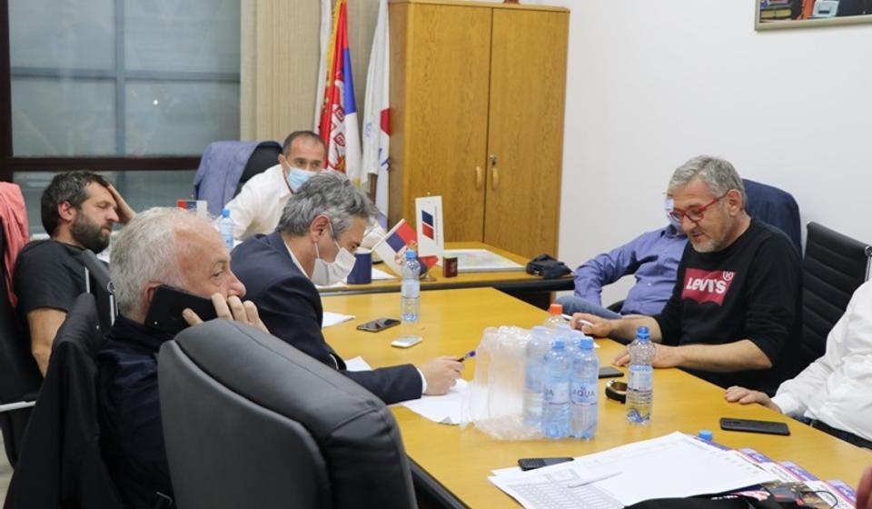 Funkcioneri vranjskog SNS-a u nedelju uveče u iščekivanju rezultata sa biračkih mesta. Foto Vranje News