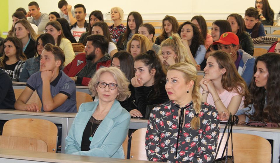 Budući brucoši sa svojim profesorima. Foto VranjeNews