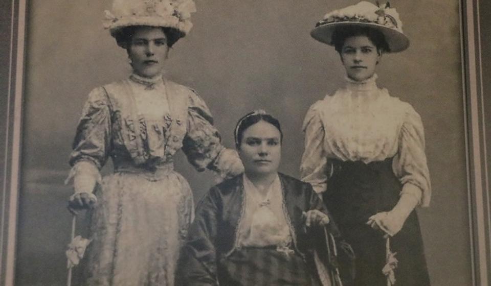 Natalija Tala Dimitrijević (levo), sa sestrama, porodica Sobinci, Vranje, početak XX veka. Foto Vranje news