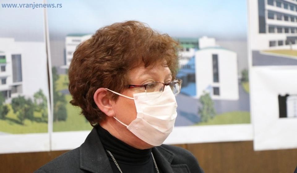 Odluku da se nagradi još 25 studenata saopštila je gradska većnica Danijela Milosavljević. Foto Vranje News