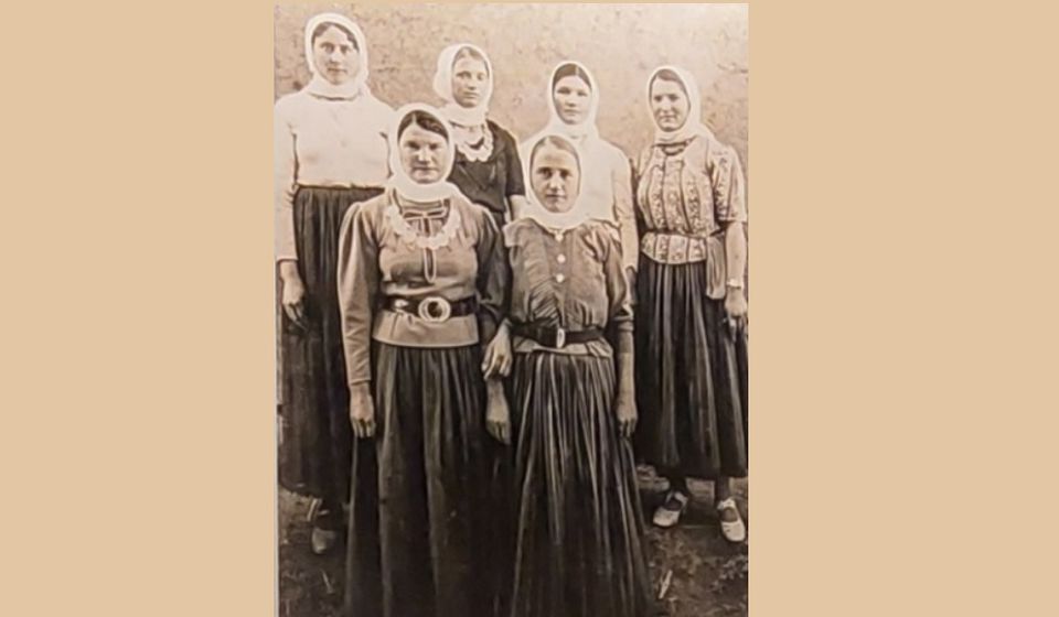 Devojke u moravskim futama i gradskim košuljama (sredina 20. veka). Fotografija je vlasništvo Narodnog muzeja u Vranju