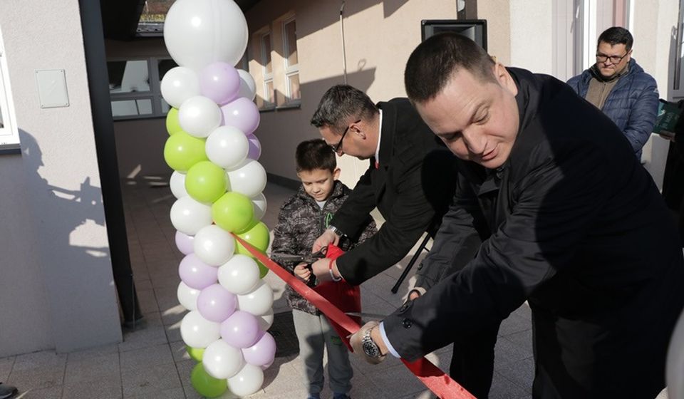 Ministar Ružić i predsednik opštine Goran Mladenović svečano otvorili dograđene prostorije u vrtiću Čarolija. Foto Vranje News