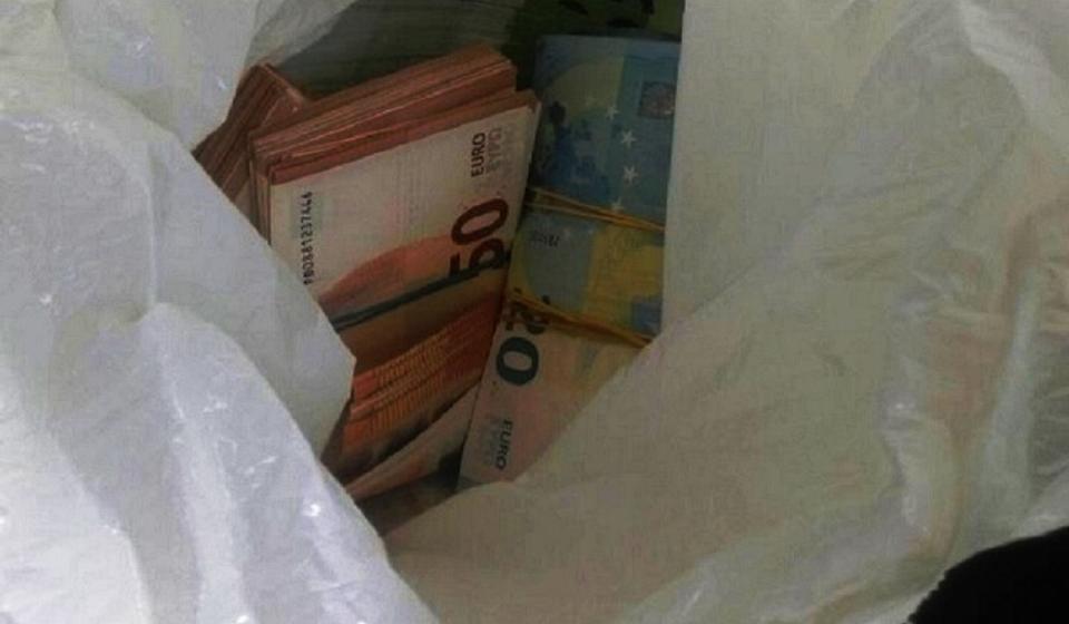 Novac bio u najlon kesi na zadnjem sedištu: Foto Uprava carina