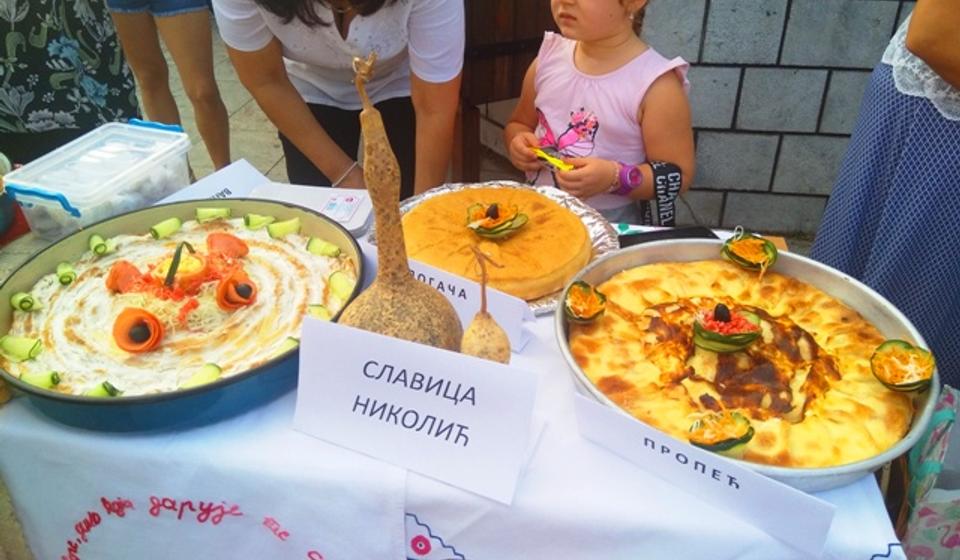Najbolje je bio aranžiran sto Slavice Nikolić. Foto VranjeNews