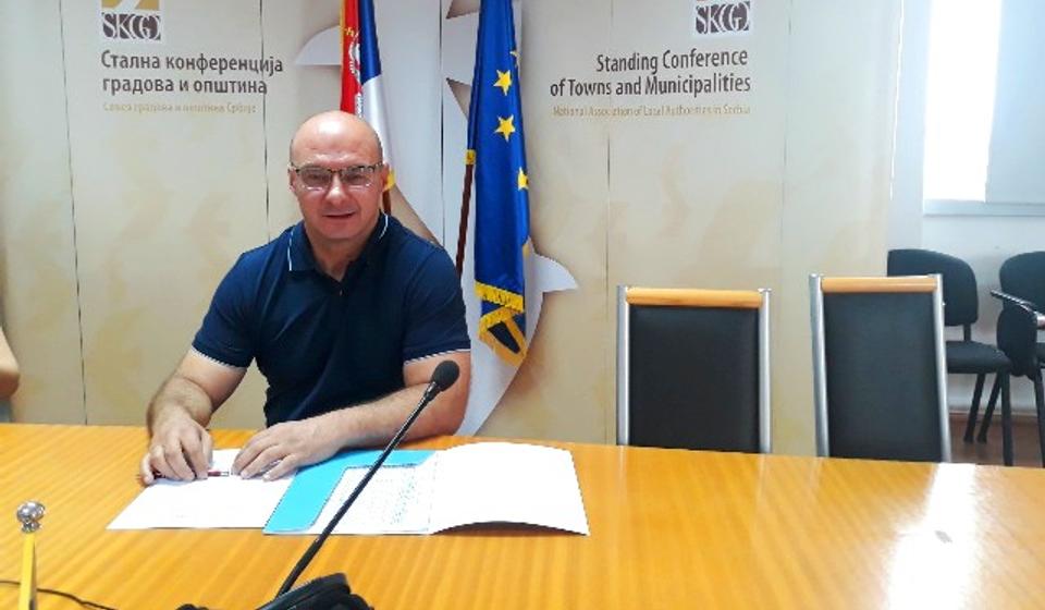 Gradski većnik za manjine Dejan Ivanović parafira ugovor. Foto Grad Vranje