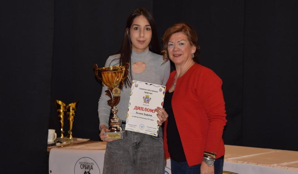 Biljani Đorđević, članici stonoteniskog kluba Belo Polje, nagradu za najbolju sportistkinju uručila predsednica opštine Aleksandra Popović. Foto D. Mirčev