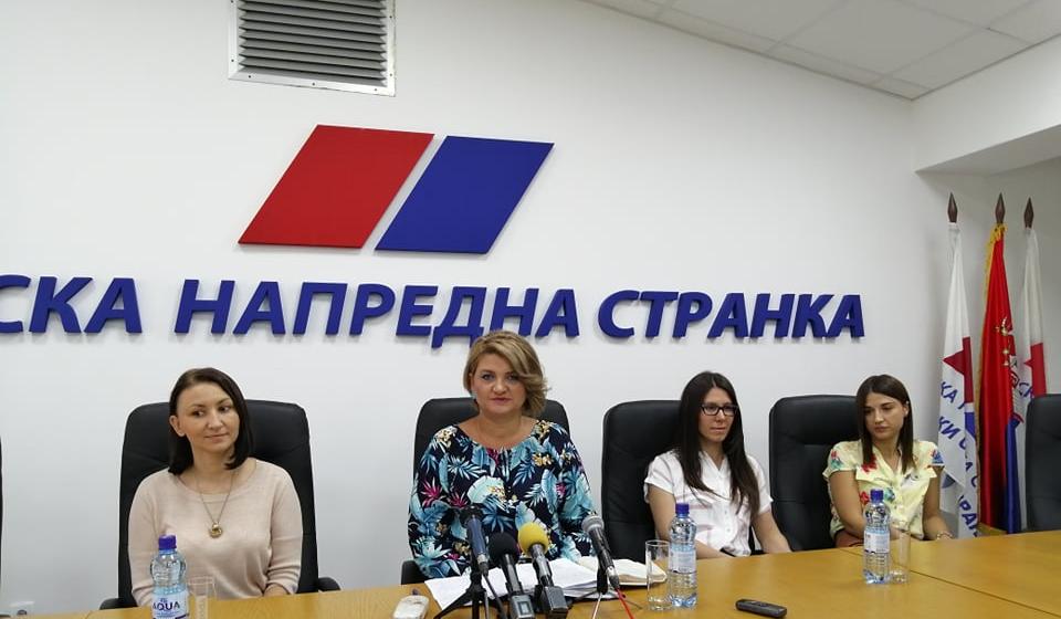 Dragana Arsić sa saradnicima na konferenciji za medije. Foto S. Tasić