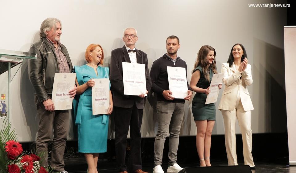 Detalj sa otvaranja - nagrade povodom dana ustanove i stogodišnjice pozorišta. Foto Vranje news