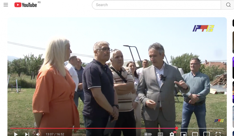 Ne prilazi ne silazi dok je Slobodans The Kid u pokretu: Vić-Radenko Sandens (desno) u položaju ljudskog pancira. Foto printscreen Youtube (zvaničan kanal RTV doo)