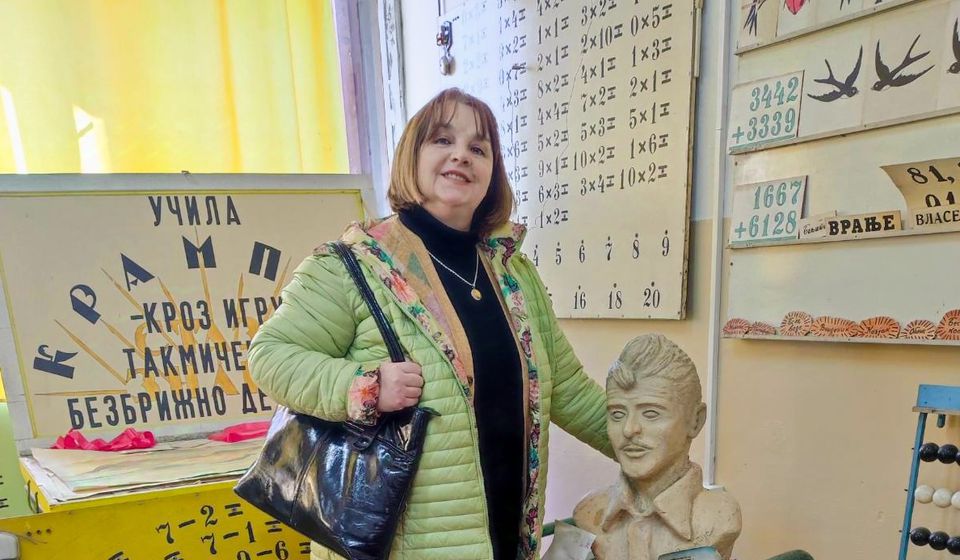 Autorka ovog teksta u Spomen sobi učitelja Krampusa u Dositejevoj školi, pored njegove biste. Foto lično vlasništvo V.P.