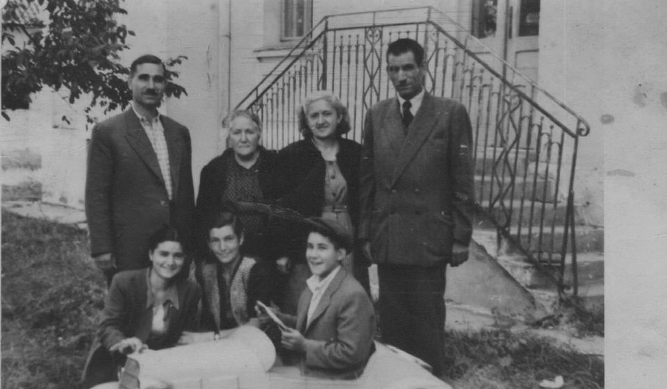 Desno stoji Antanas Tasa Pešić, u sredini dole čuči sestra Ljubomira Pešića (Ljube Mlinara), Nada Pešić Đorđević, udata u Smederevu. Foto arhiva B.M.