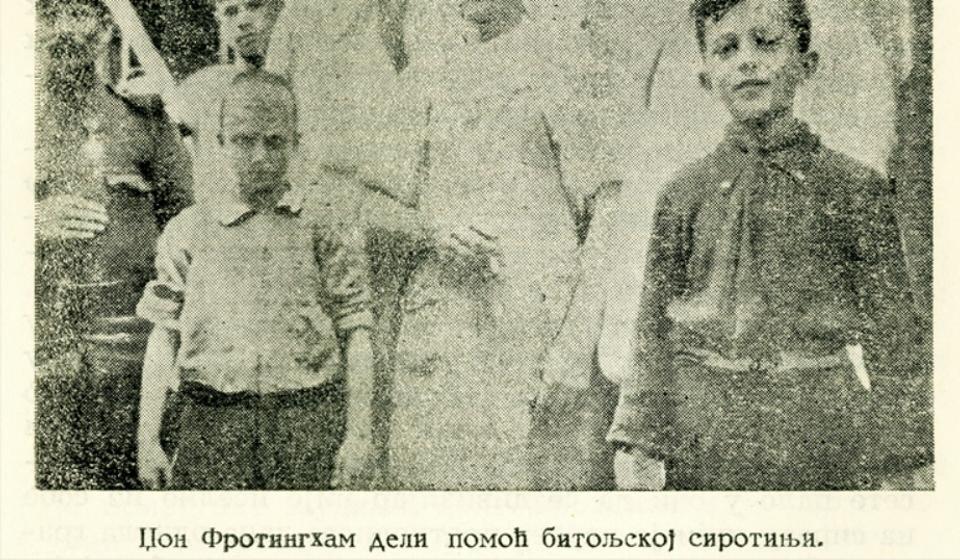 Džon Frotingam (desno) lično je delio hranu gladnom stanovništvu Bitolja 1917. i 1918. Foto arhiva Tomislav R. Simonovića