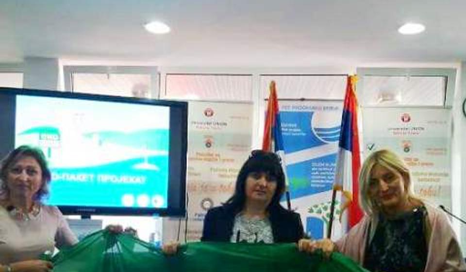 Titula Eko škole: direktorka Suzana Mišić Stanković (desno) sa saradnicama. Foto privatna arhiva