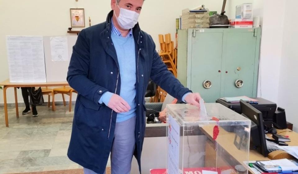 Slobodan Milenković na glasačkom mestu u 