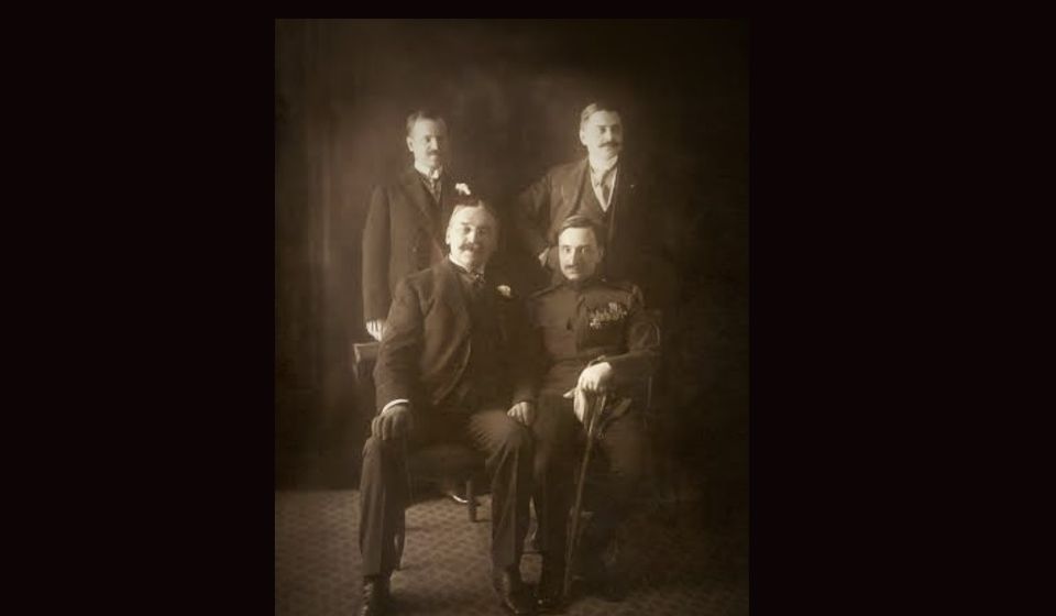 S leva na desno, sede Mihajlo Pupin, kapetan Miodrag Stevanović; stoje Džon Frotingam i Pavle Hadži Pavlović (kopija). Foto arhiva Tomislava R. Simonovića
