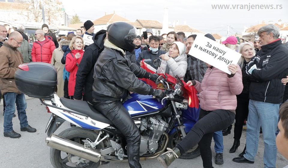 Pokušaj proboja blokade saobraćaja na protestu 4. decembra 2021. u Vranju. Foto Vranje News