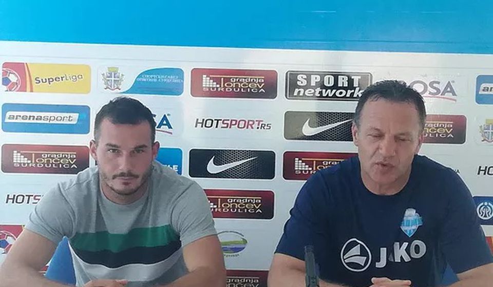 Plejmejker Radnika Siniša Mladenović (levo) sa trenerom Mladenom Dodićem. Foto FK Radnik