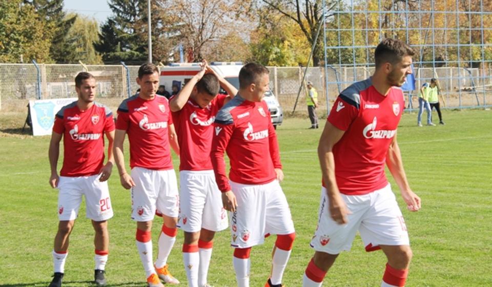 Fudbaleri šampiona Srbije pred početak meča. Foto VranjeNews