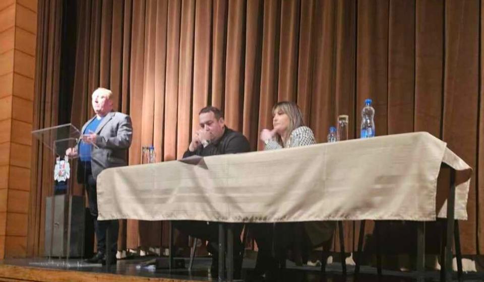 Detalj sa sednice SO Trgovište: bivši predsednik opštine i novi funkcioneri skupštine. Foto trgoviste.rs