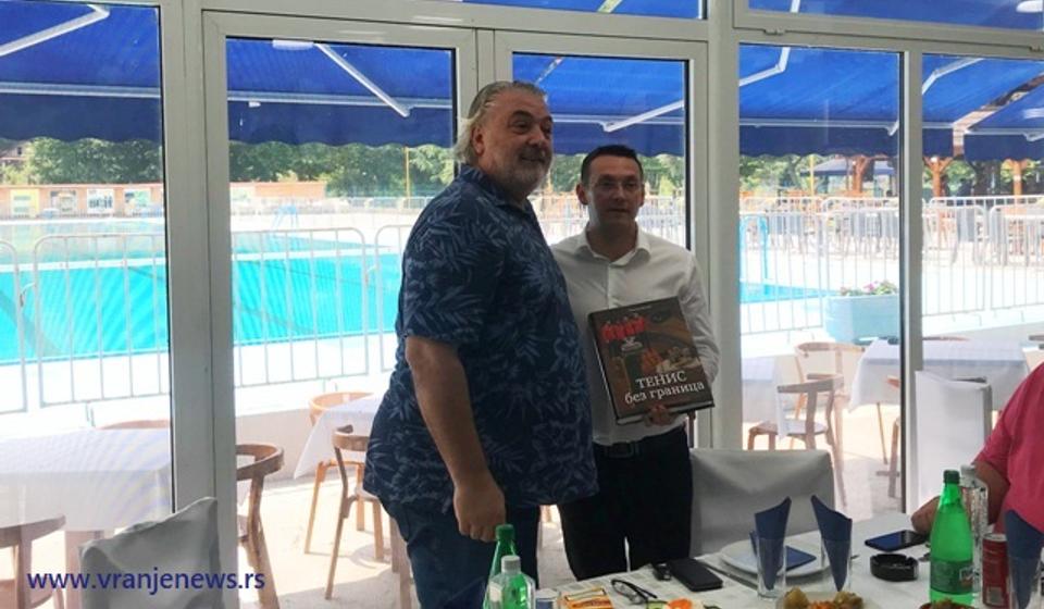 Razmena prigodnih poklona. Foto VranjeNews