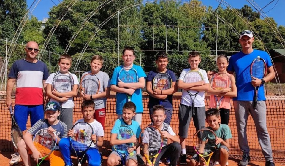 Mladi vranjski teniseri sa licenciranim ATP trenerima Đorđetom Merdžijevićem i Milošem Antićem. Foto DSM akademija