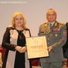 General potpukovnik Milosav Simović prima Povelju 4. oktobar od domaćina i organizatora svečane akademije. Foto VranjeNews