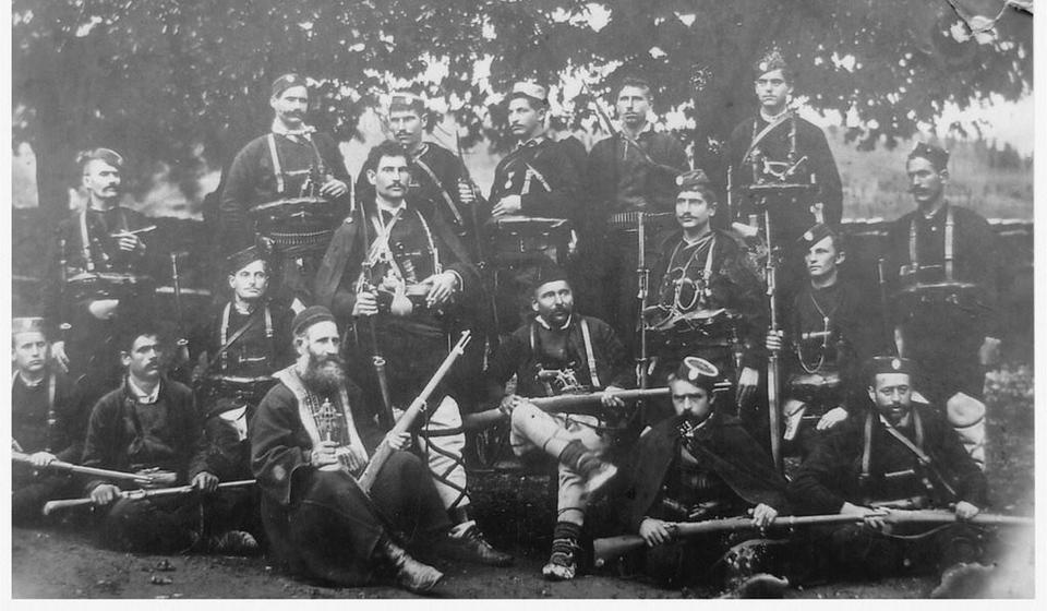 Krsta Kovačević (stoji u sredini) sa svojom četom 1905. godine. Foto wikiwand.com