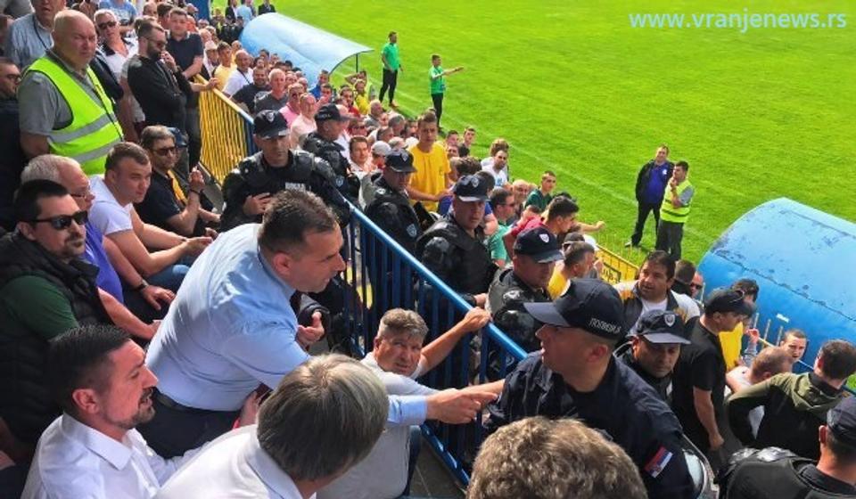 Policija u jednom momentu zapretila udaljenjem delegacije Inđije iz lože Stadiona Jumko. Foto VranjeNews