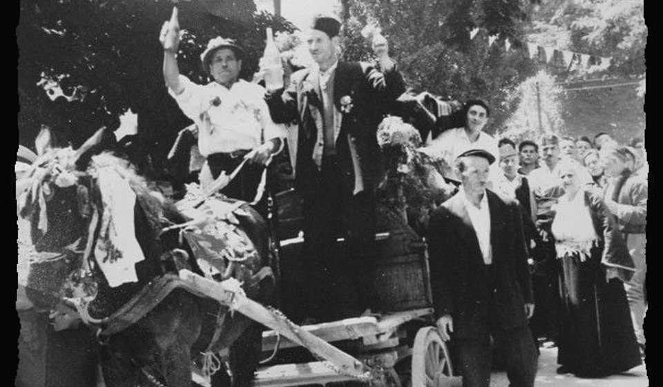 Sa jedne svadbe u Vranju: desno je čuvena pesmopojka Stana Avramović Karaminga. Foto iz privatne arhive B.M.