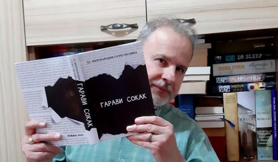 Miomir MiDej Dejanović sa zbornikom Garavi sokak. Foto lično vlasništvo
