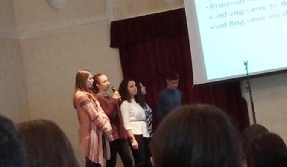 Učenici Zmajeve škole prezentuju svoj izum. Foto privatna arhiva