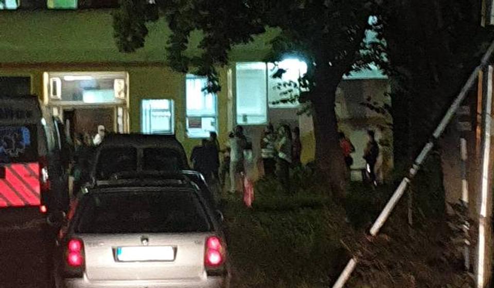 Gužva ispred Infektivnog odeljenja u petak uveče. Foto lična arhiva