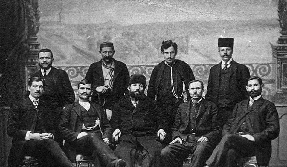 Grupni portret srpskih vojvoda (1908): Krsta Kovačević stoji treći s leva. Foto wikiwand.com