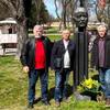 Delegacija Žutog cveća kraj Borine spoen biste u Beogradu. Foto ZUV