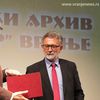 Dr Miroslav Perišić, direktor Državnog arhiva prima javno priznanje Istorijskog arhiva u Vranju od direktora Borivoja Manasijevića. Foto Vranje News