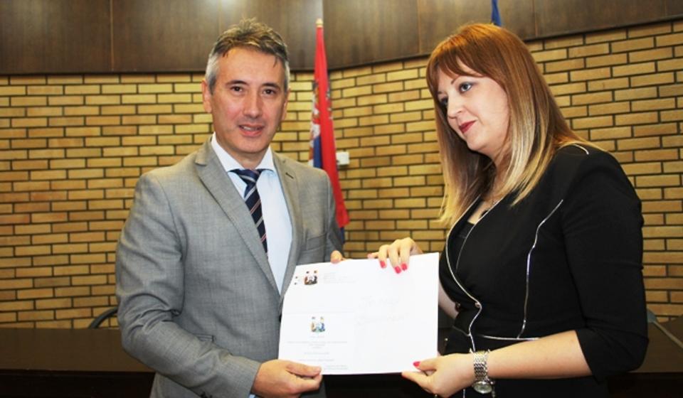 U ime Jelene Filipović, Gimnazija Bora Stanković nagradu je primila odeljenski starešina Dijana Kostić.