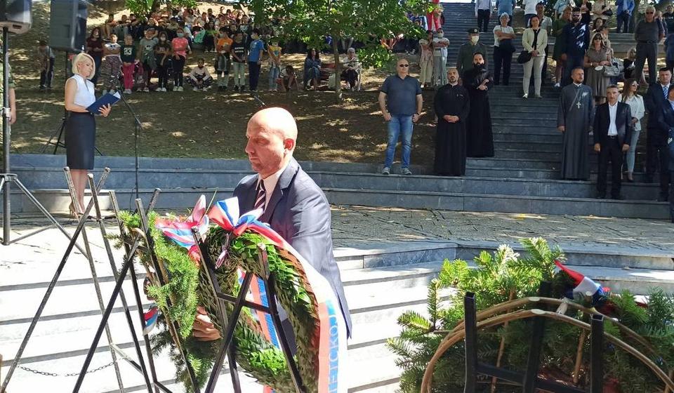 Dejan Tričković polaže venac u Mladenovcu. Foto vranje.rs