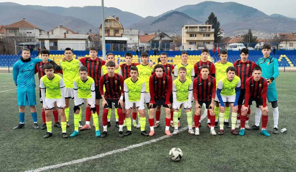 Trenutak za uspomenu: uoči početka današnje utakmice. Foto FKP