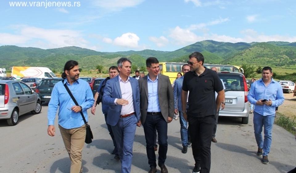 Sa Vladom Mandićem (čija je firma bila izvođač) u maju 2018. godine u Industrijskoj zoni Vranje, na početku radova na izgradnji pristupne saobraćajnice. Foto arhiva Vranje news