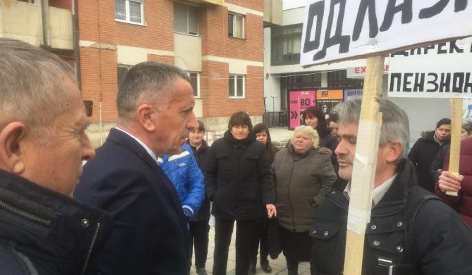 Kamberi i Arsić u razgovoru sa štrajkačima. Foto Bujanovačke