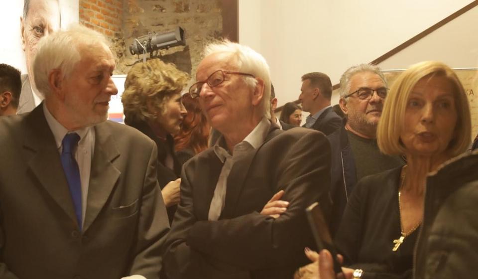 Robert Hodel (u sredini), autor knjige 