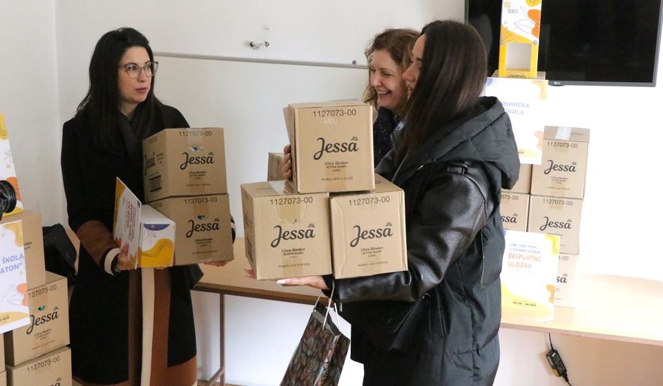 Primopredaja higijenskih uložaka obavljena je u prostorijama Nexus-a u Vranju. Foto Vranje news