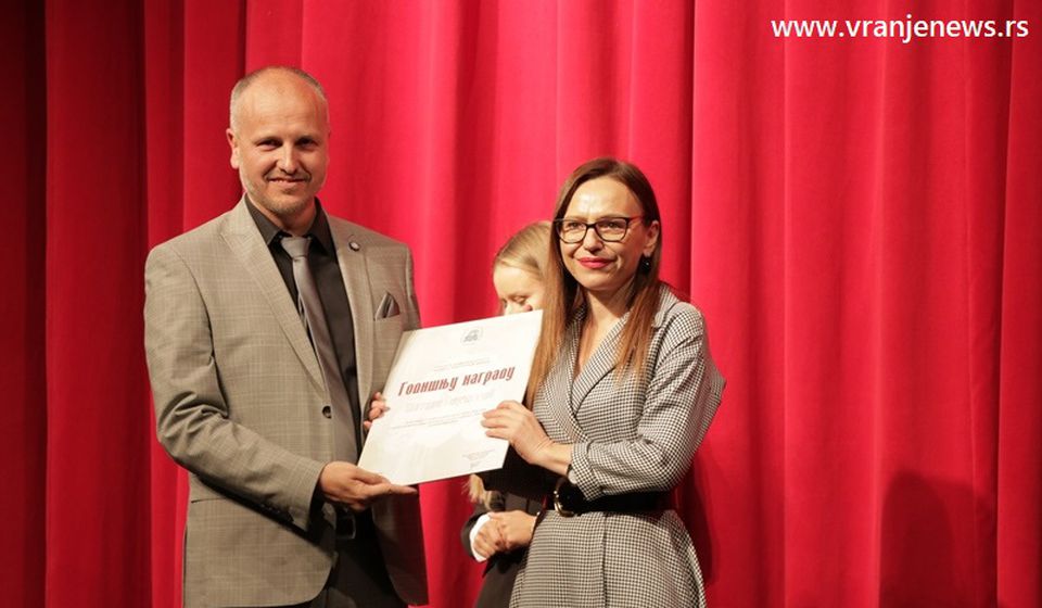 Godišnja nagrada za Dan pozorišta glumici Žetici Dejanović. Foto Vranje News