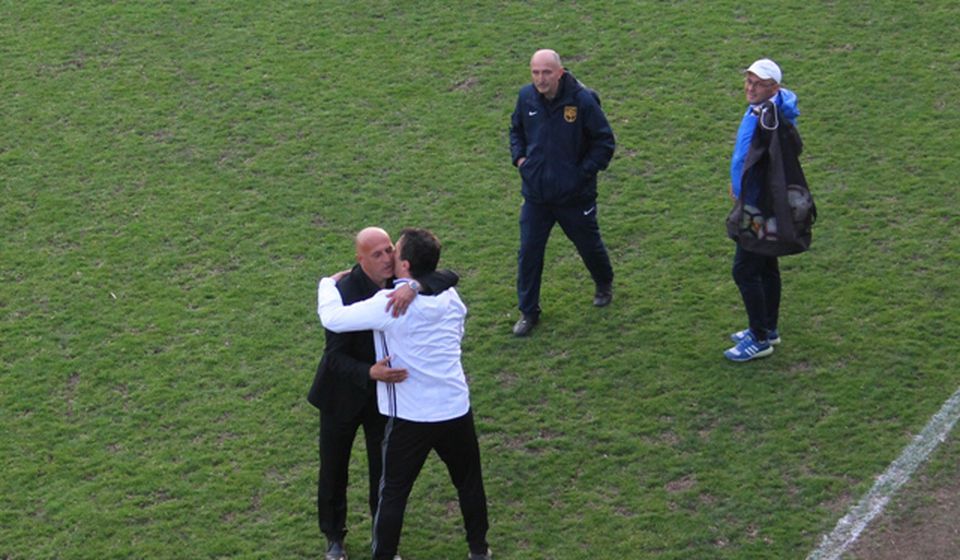 Dragan Antić i Simo Krunić: srdačan pozdrav dvojice trenera posle utakmice. Foto VranjeNews